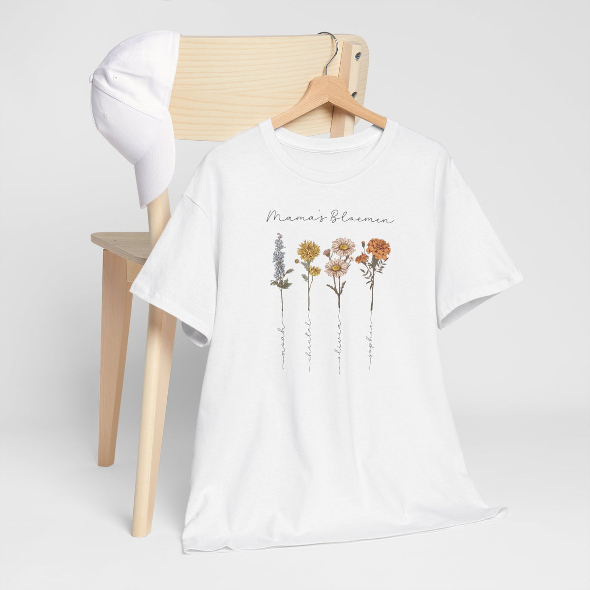 Wit T-shirt met bloemenprint en “Mama's Bloemen” op de borst.