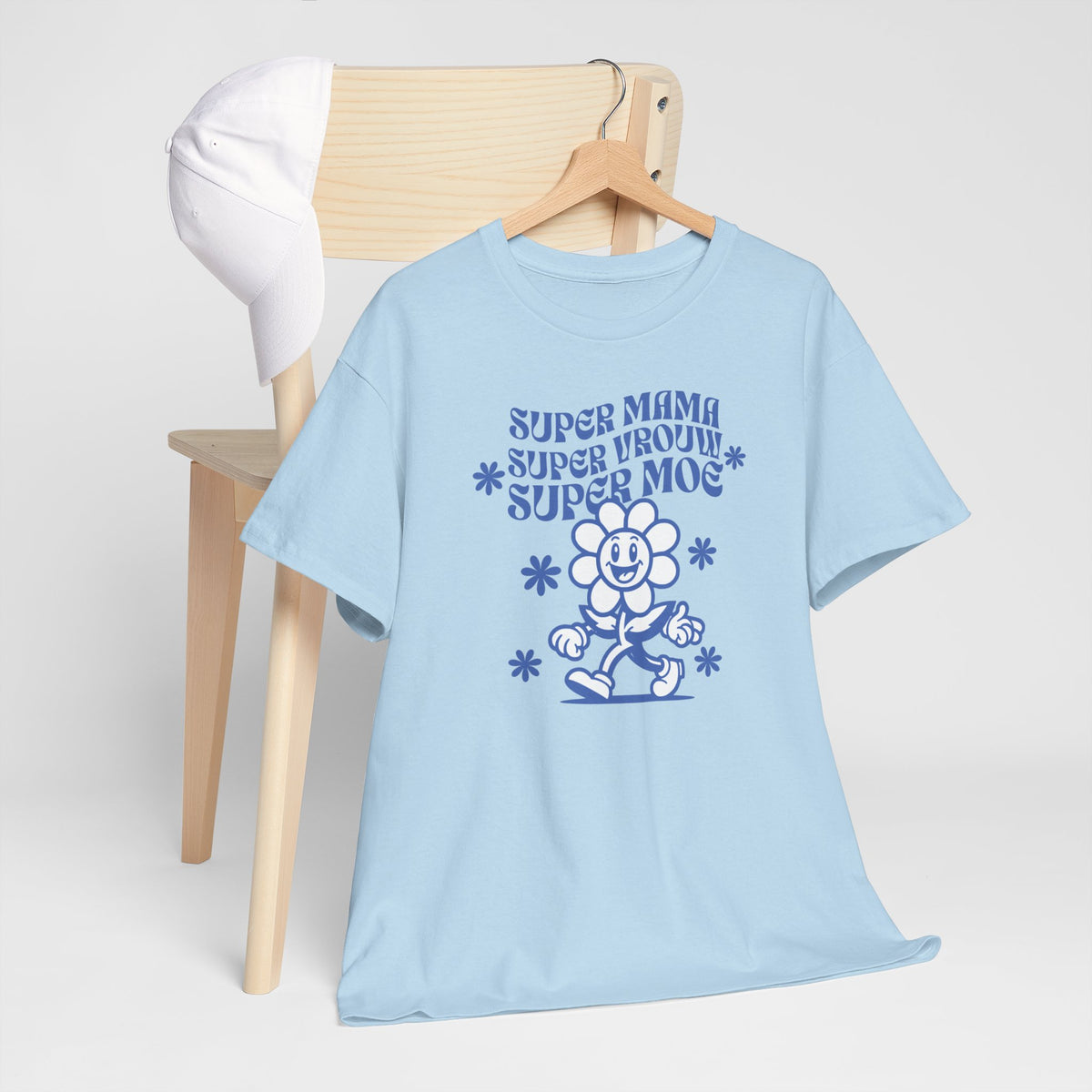 Lichtblauwe oversized t-shirt op houten hanger met blauwe ‘Super mama’ opdruk