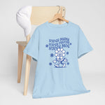 Lichtblauwe oversized t-shirt op houten hanger met blauwe ‘Super mama’ opdruk