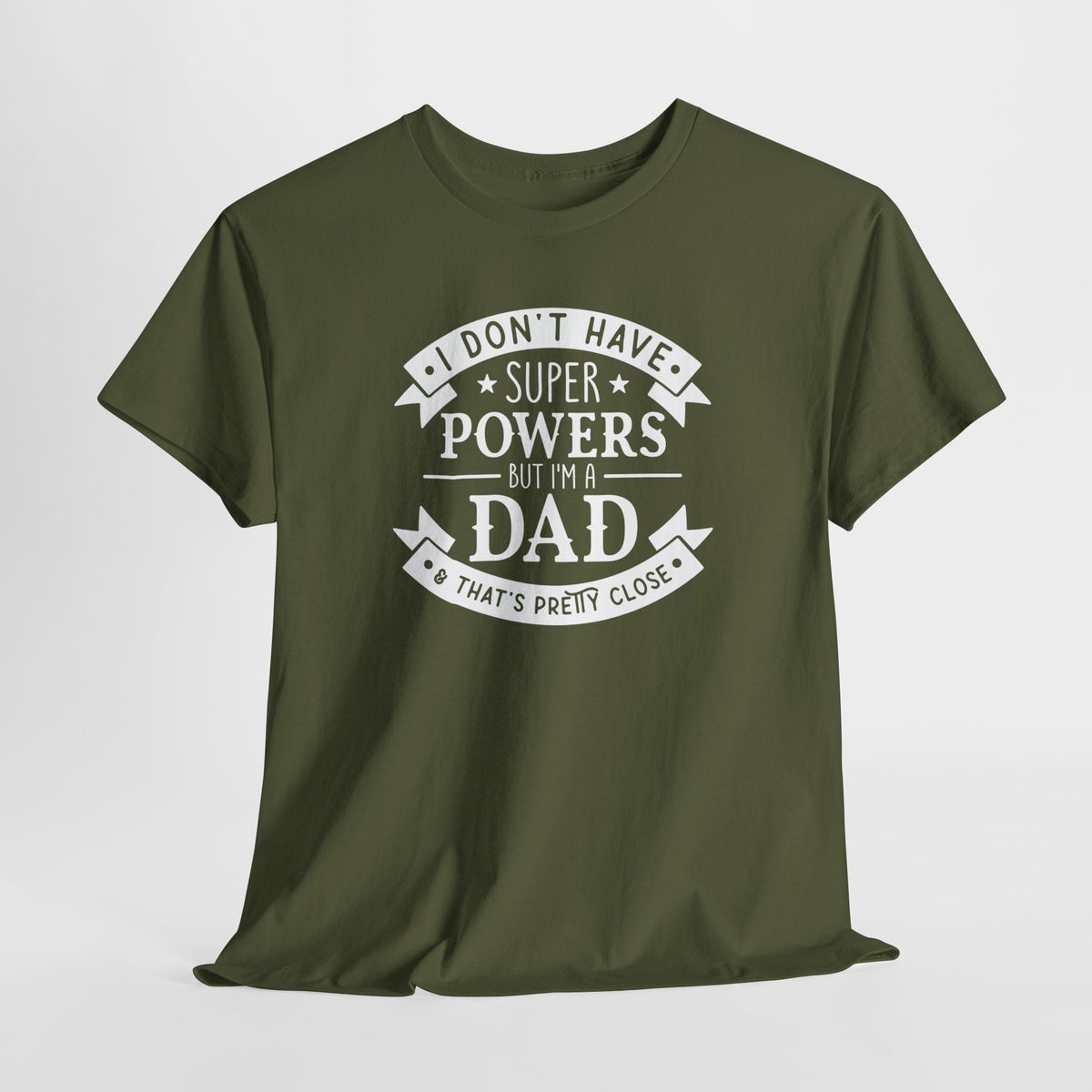 Militairgroene t-shirt met ronde hals en witte borstprint met tekst 'Dad'.