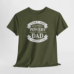 Militairgroene t-shirt met ronde hals en witte borstprint met tekst 'Dad'.