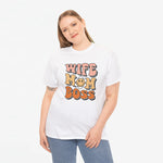 Witte t-shirt met frontopdruk “WIFE MOM BOSS” gedragen door model
