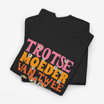Zwarte oversized t-shirt met kleurrijke tekst en honden/kattenprint op de voorkant.