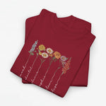 Rood t-shirt met bloemenprint en witte sierlijke namen, front met opgestapelde shirts