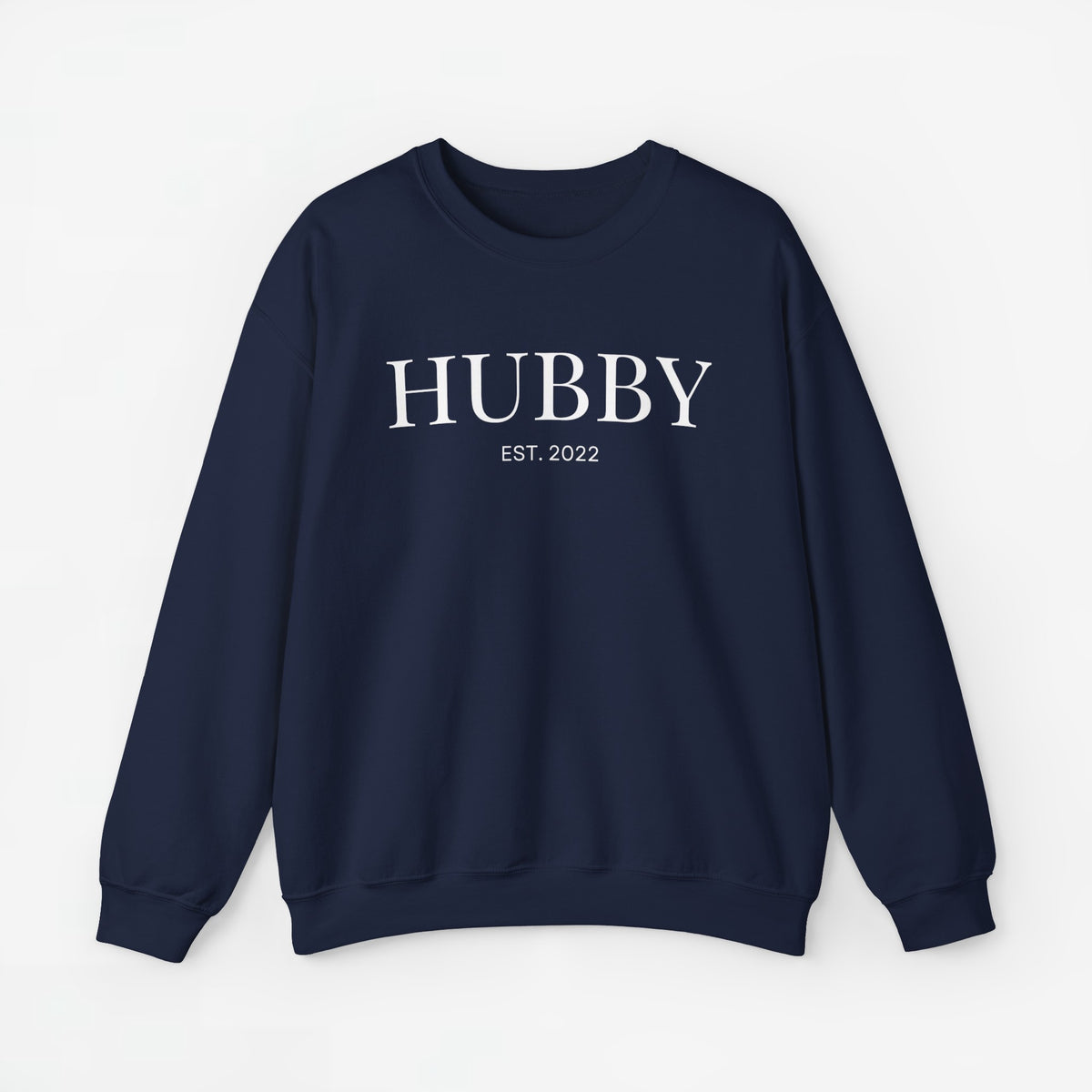 Donkerblauwe sweater met opdruk “HUBBY” en “EST. 2022” op de borst