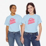 Lichtblauwe T-shirts met roze “Beste Mama” opdruk, gedragen door twee modellen