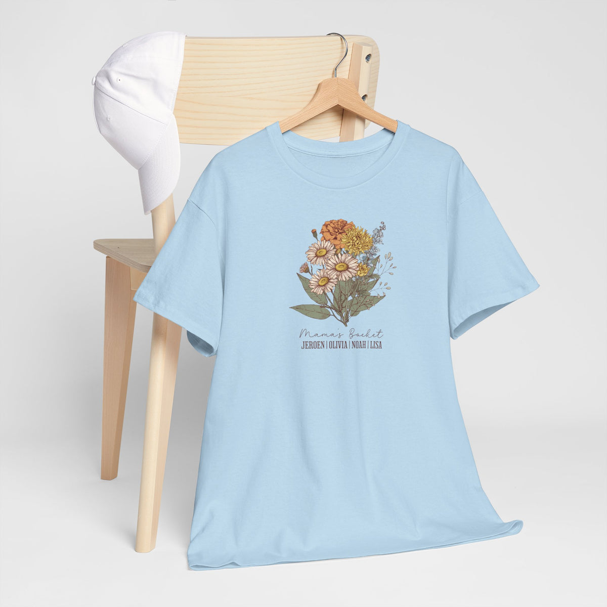Lichtblauw T-shirt met bloemenboeketprint, liggend over een stoel