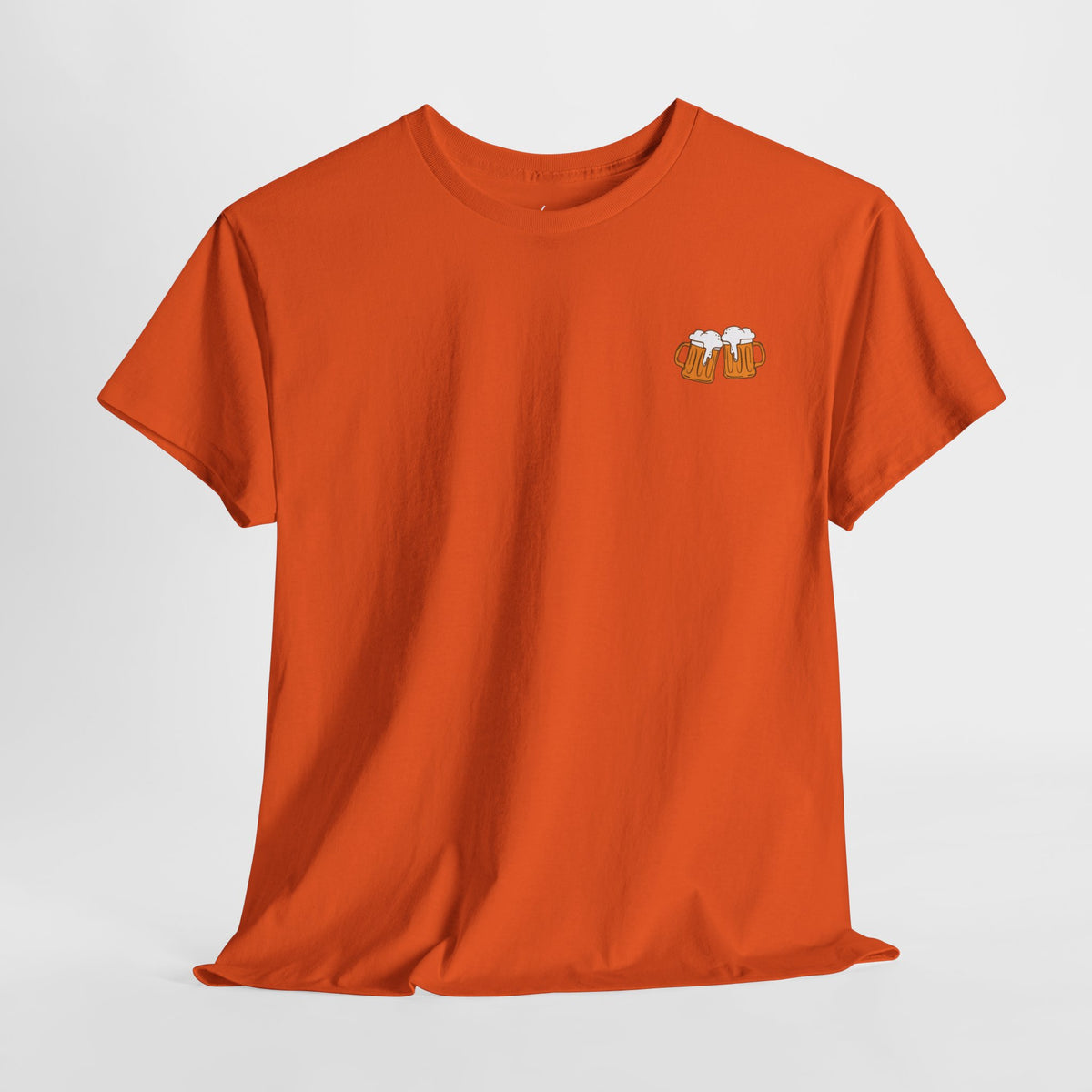 Oranje T-shirt met klein borstlogo met biermotief op de borst.