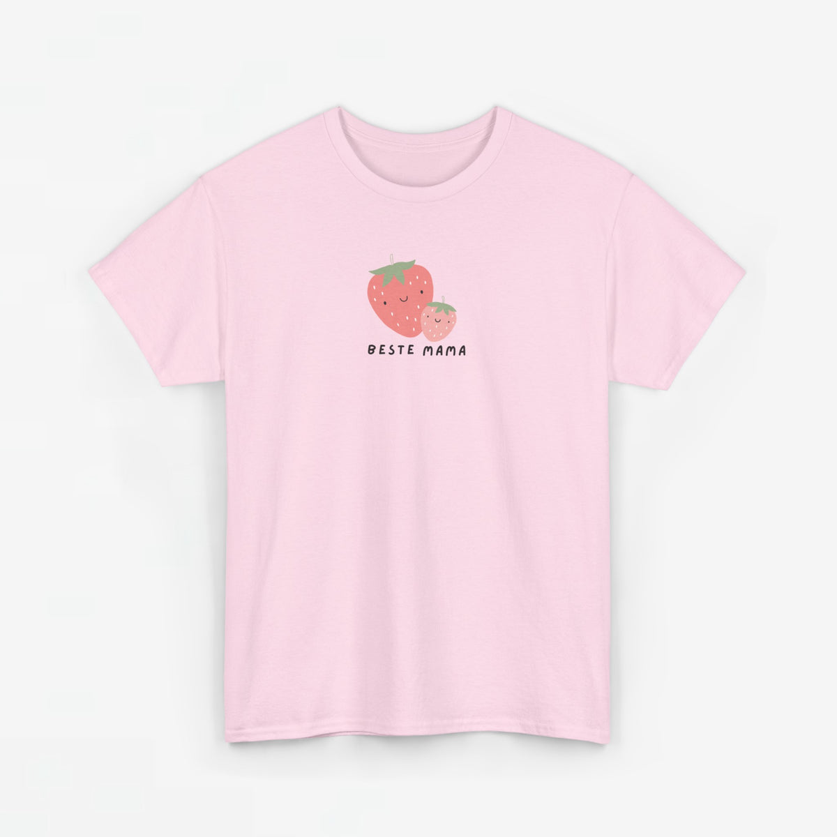 Roze T-shirt met korte mouw en aardbeienprint met “BESTE MAMA”.