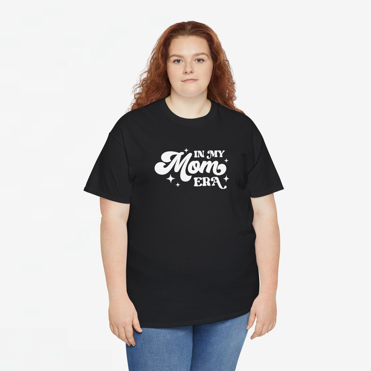 Zwart oversized T-shirt met witte “In My Mom Era” opdruk, model in jeans