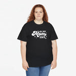 Zwart oversized T-shirt met witte “In My Mom Era” opdruk, model in jeans