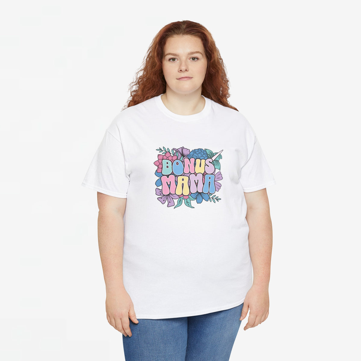 Witte oversized T-shirt op model met “BONUS MAMA” kleurrijke print op de borst