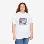 Witte oversized T-shirt op model met “BONUS MAMA” kleurrijke print op de borst