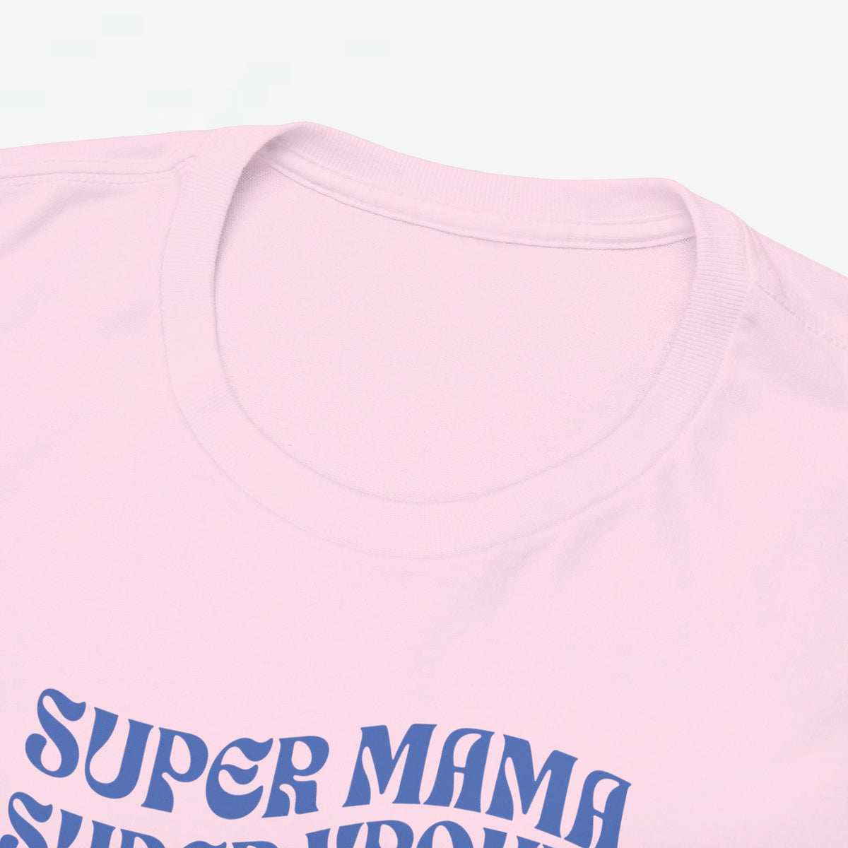 Roze t-shirt met ronde hals; close-up van blauwe ‘Super Mama’ print