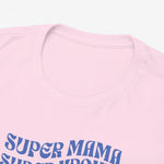 Roze t-shirt met ronde hals; close-up van blauwe ‘Super Mama’ print