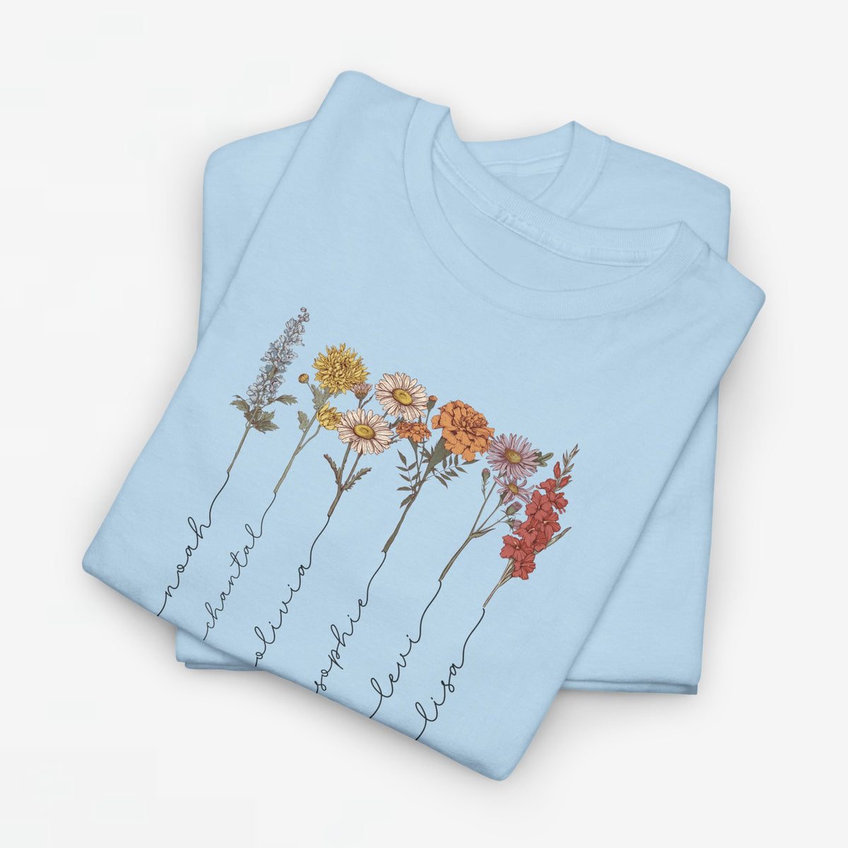 Lichtblauw T-shirt met bloemenillustratie en sierlijke namen langs de bloemenstelen.