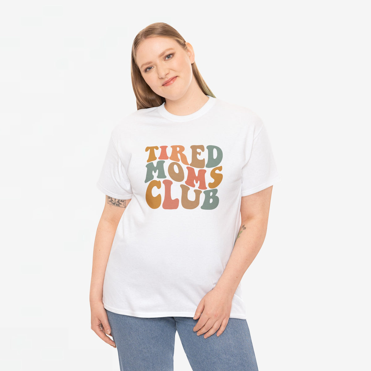 Oversized witte T-shirt met kleurrijke opdruk Tired Moms Club op de borst