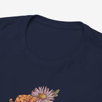 Donkerblauwe t-shirt met close-up bloemenboeketprint op de borst