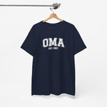 Donkerblauw T-shirt met opdruk “OMA” en “EST. 1997” op de borst.