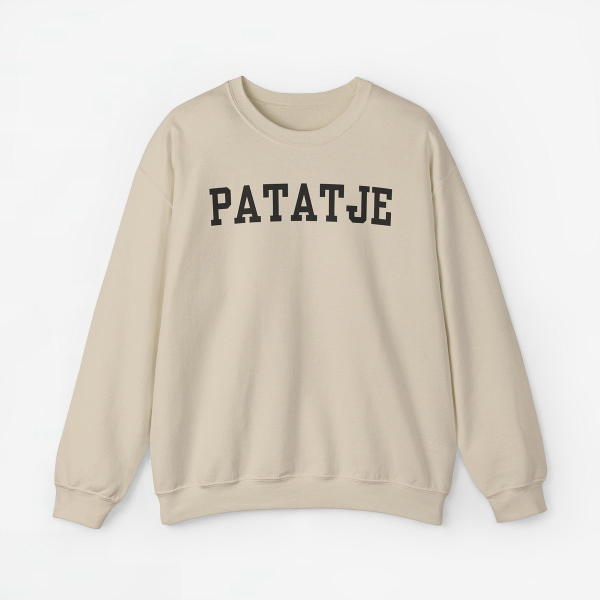 Beige trui met ronde hals en opdruk “PATAT’JE” op de borst