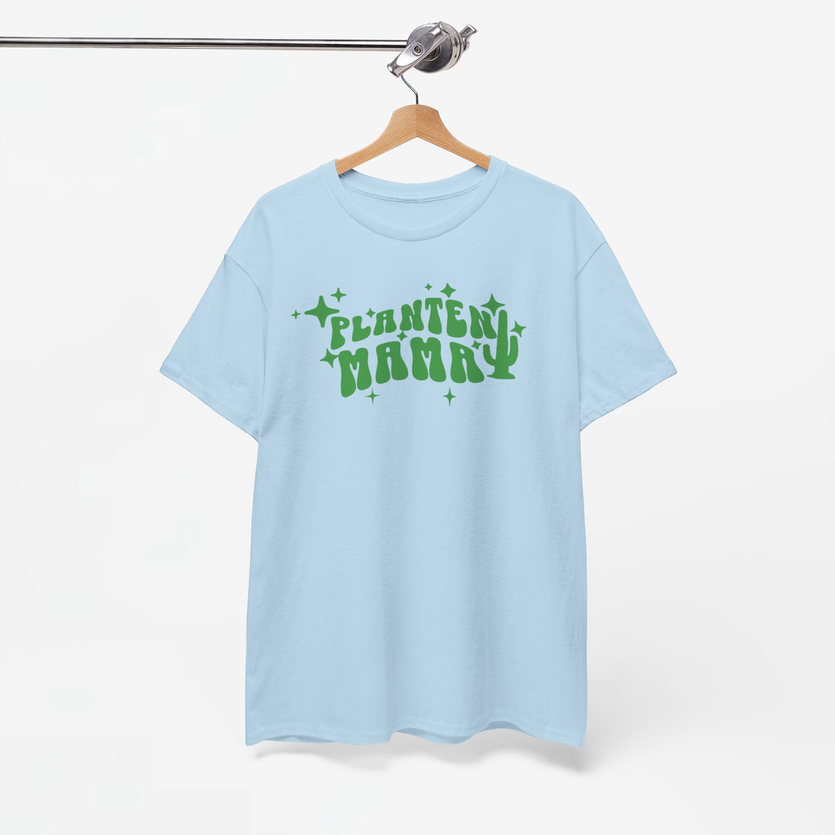 Lichtblauw T-shirt met groene "PLANTEN MAMMA" print op de borst aan een hanger