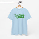 Lichtblauw T-shirt met groene "PLANTEN MAMMA" print op de borst aan een hanger