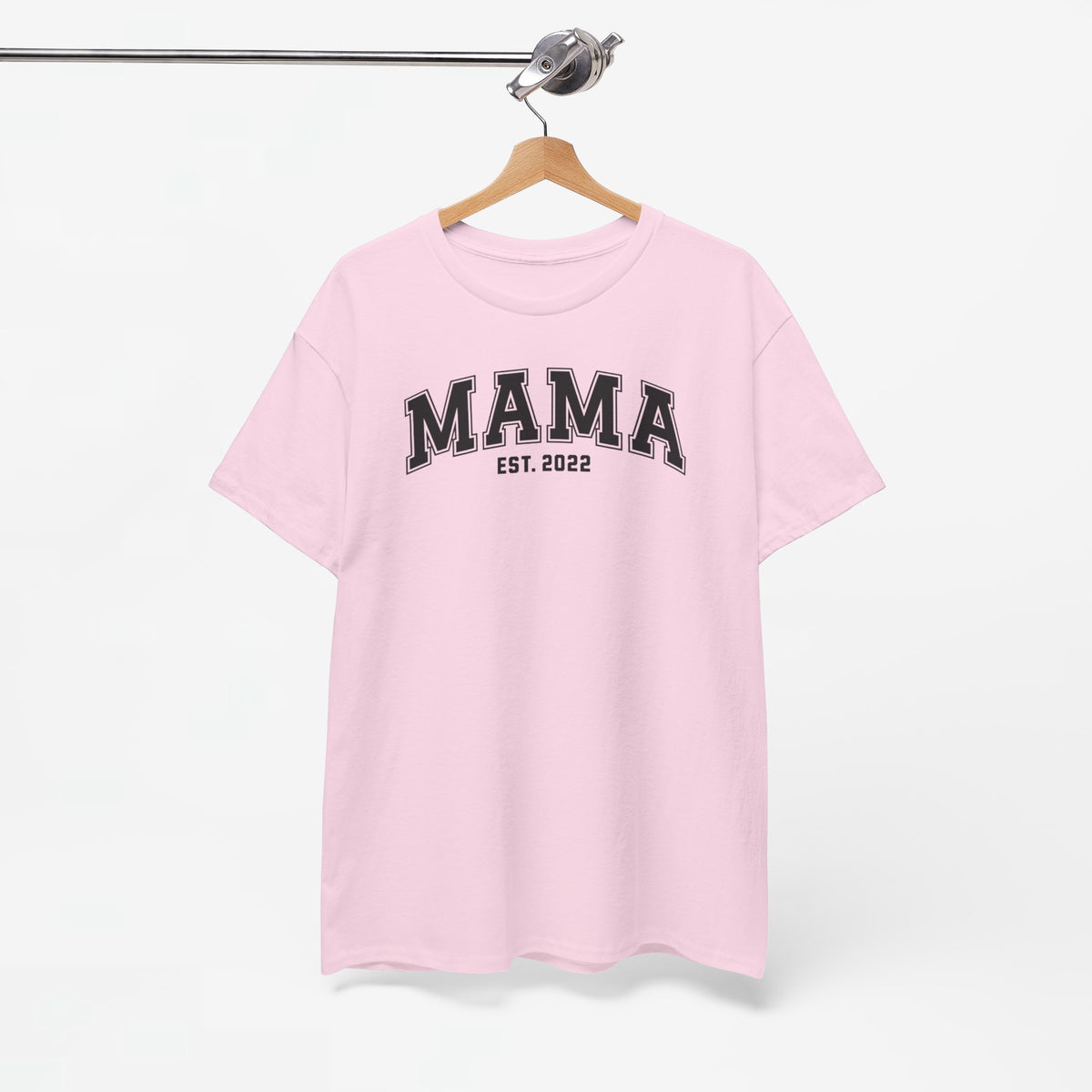 Roze t-shirt met “MAMA” en “EST. 2022” op de borst, aan kleerhanger