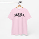 Roze t-shirt met “MAMA” en “EST. 2022” op de borst, aan kleerhanger
