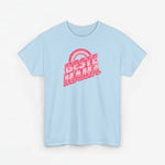 Lichtblauw T-shirt met ronde hals en rode opdruk “BESTE MAMA” op de borst.