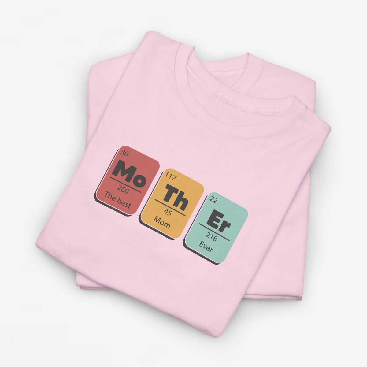 Roze T-shirt met opdruk in gekleurde blokken met tekst “Mo Th Er” op de borst