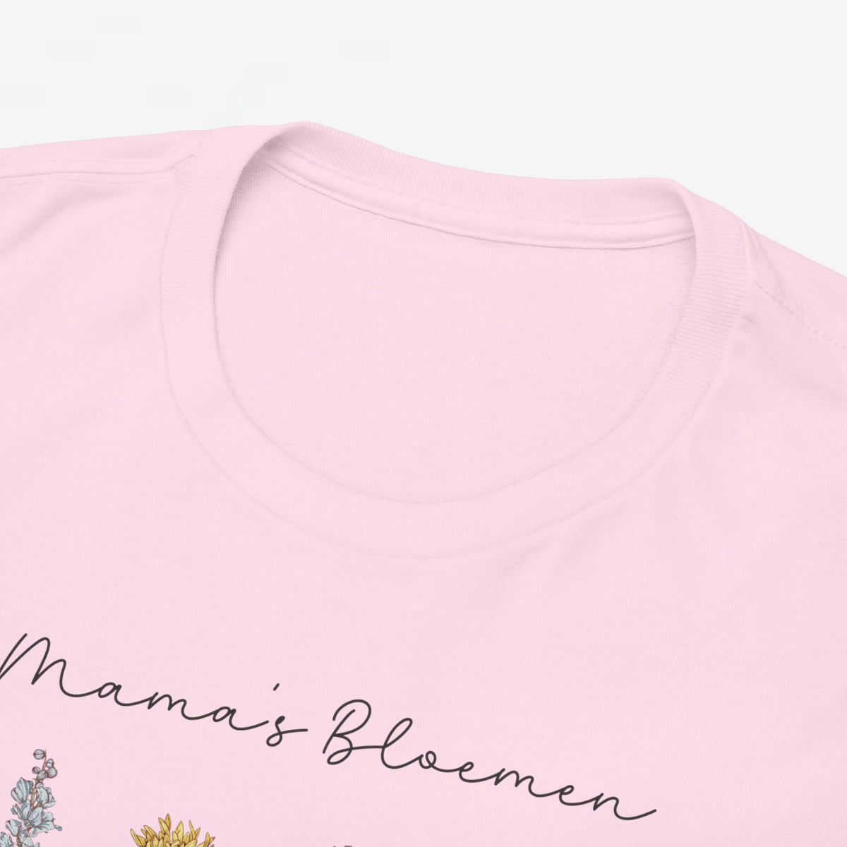 Roze T-shirt halsboord met cursieve tekst en bloemenprint, detail