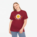Wijnrode t-shirt met zon- en bloemenprint op borsthoogte, gedragen door model
