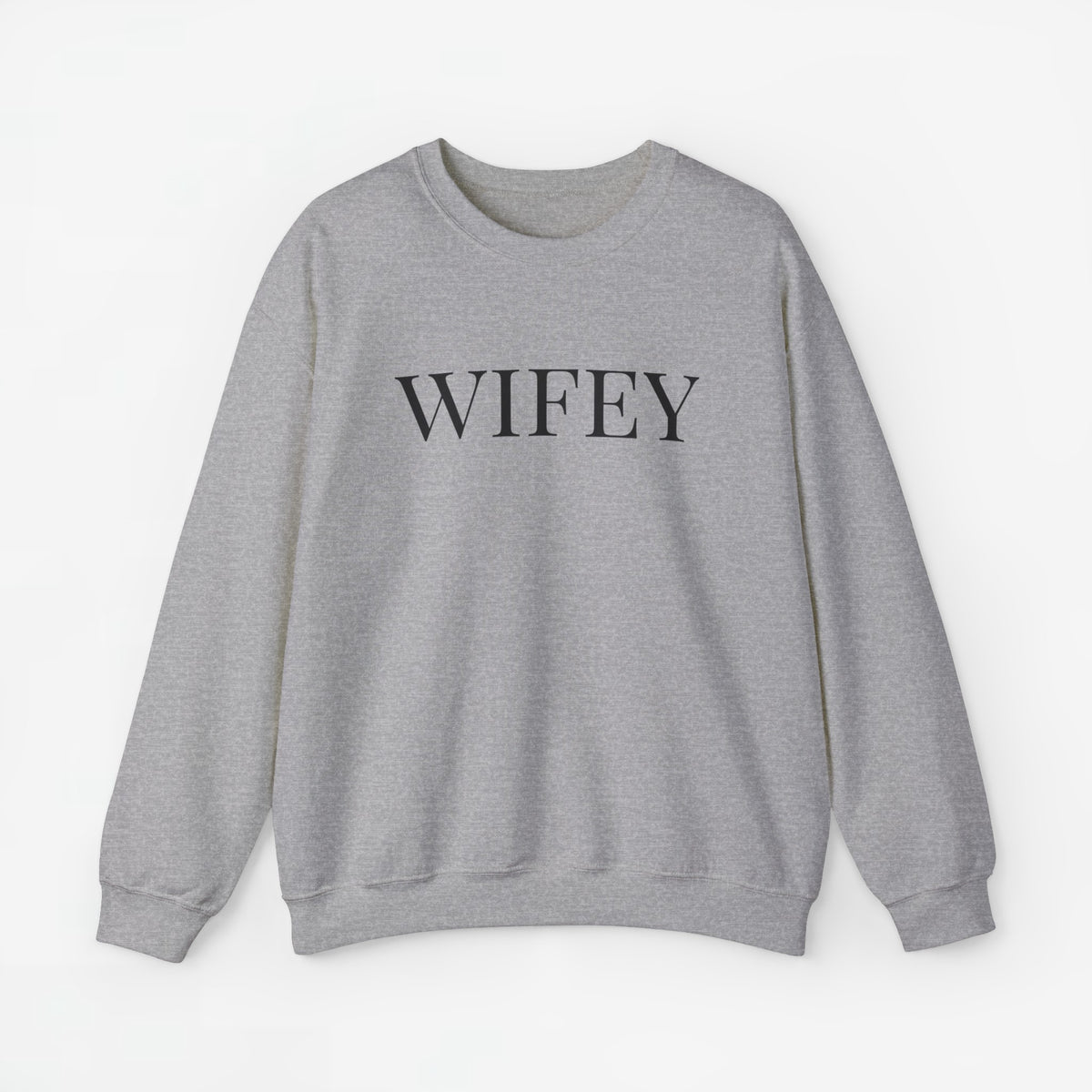 Lichtgrijze sweater met lange mouwen en opdruk 'WIFEY'.