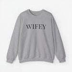 Lichtgrijze sweater met lange mouwen en opdruk 'WIFEY'.