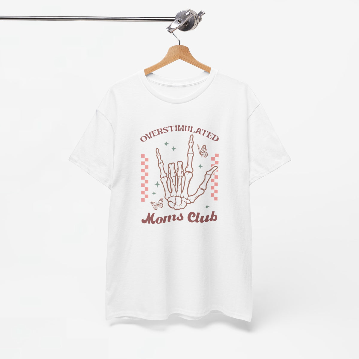 Witte t-shirt op houten hanger met handenillustratie en rode tekst Moms Club.