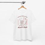 Witte t-shirt op houten hanger met handenillustratie en rode tekst Moms Club.