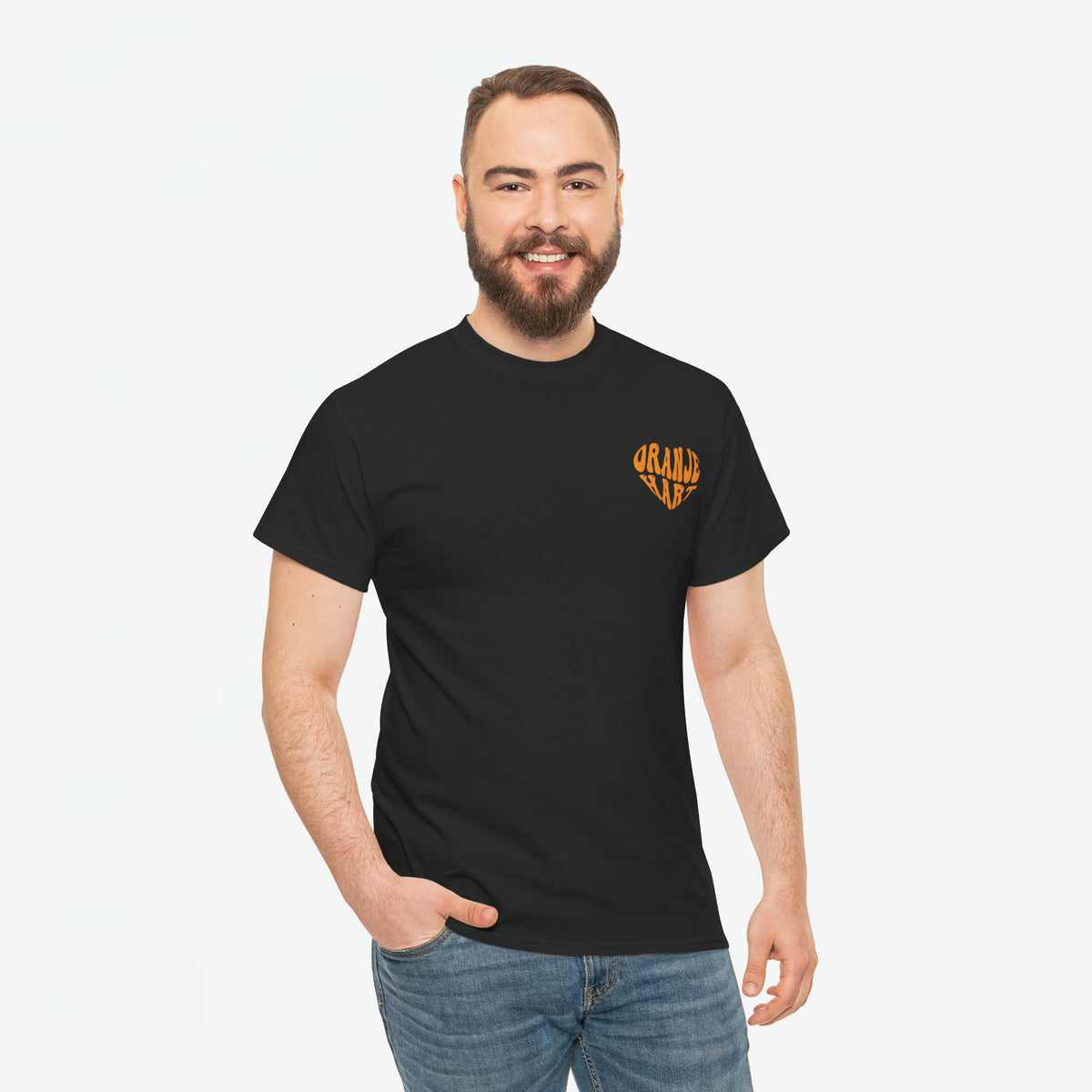 Heren T-shirt zwart met kleine oranje borstprint, korte mouwen en ronde hals