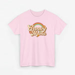 Roze T-shirt met ronde hals en kleurrijke “Groovy Mama” opdruk op de borst