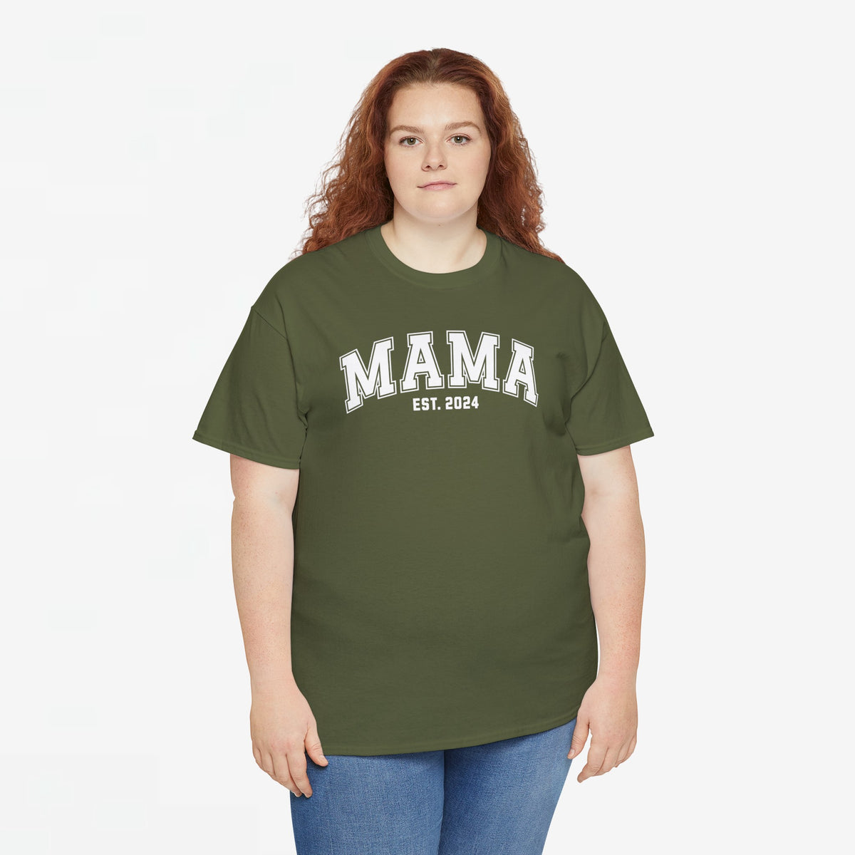 Legergroen T-shirt met opdruk “MAMA” en “EST. 2024” op de borst.