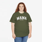 Legergroen T-shirt met opdruk “MAMA” en “EST. 2024” op de borst.