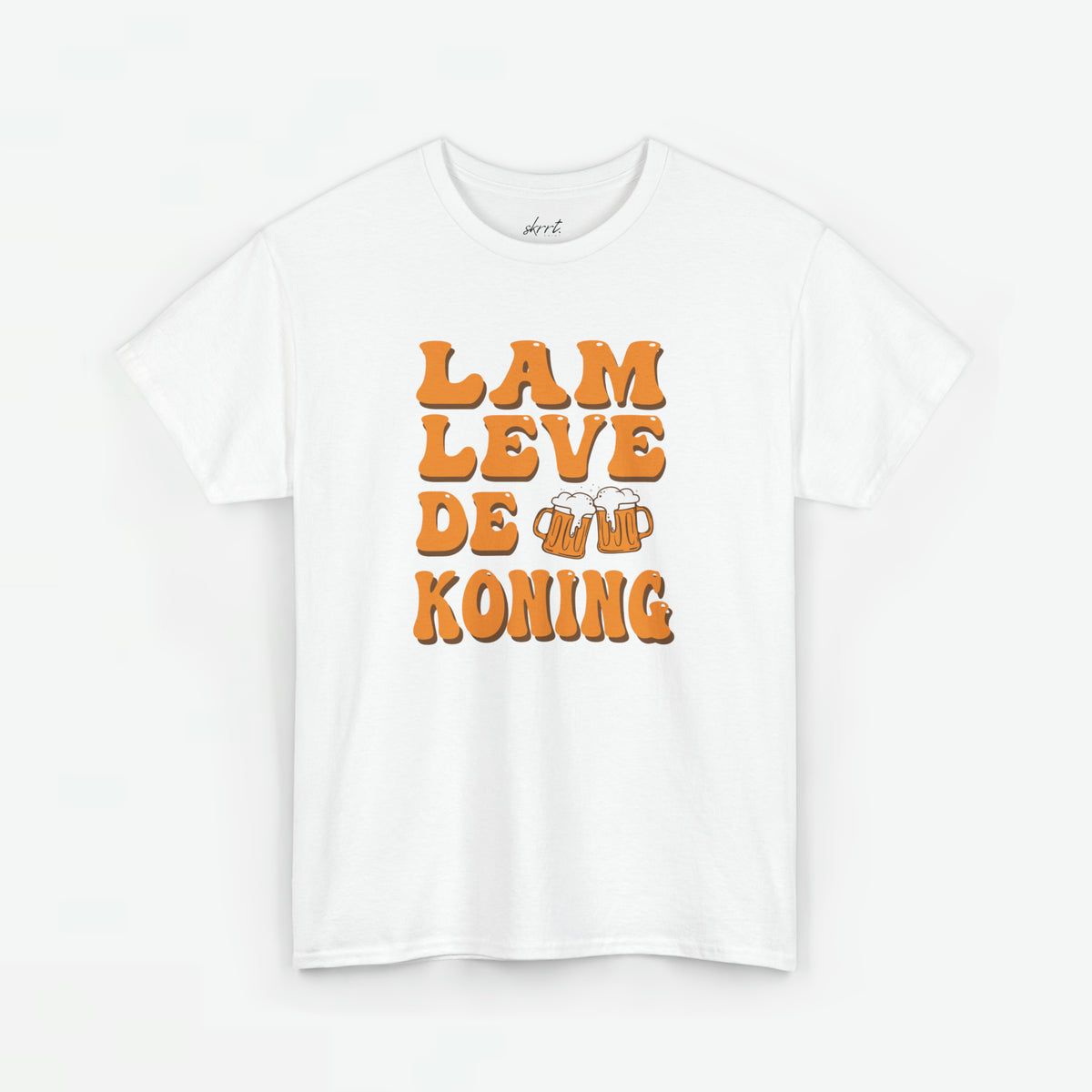 Wit oversize T-shirt met oranje tekst 'Lam Leve de Koning' op de borst.