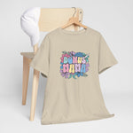 Beige oversized t-shirt met ‘BONUS MAMMA’ bloemenprint, liggend op stoel