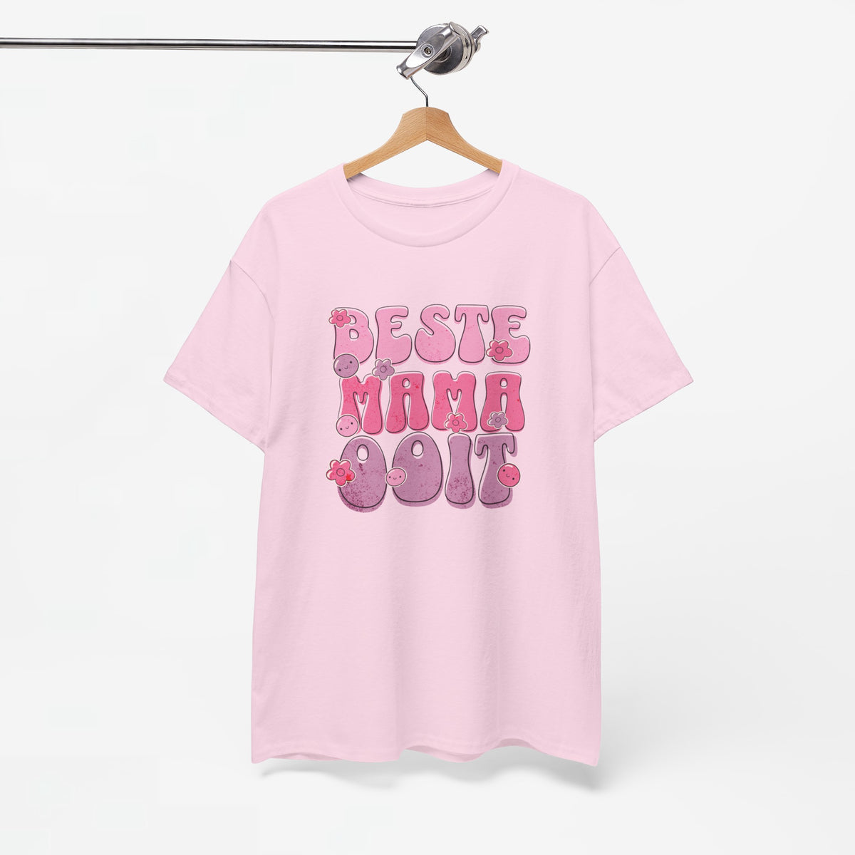 Roze T-shirt met 'Beste Mama Ooit' opdruk, opgehangen aan houten hanger.