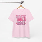Roze T-shirt met 'Beste Mama Ooit' opdruk, opgehangen aan houten hanger.