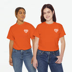 Oversized Koningsdag T-shirts voor dames, oranje stof met klein wit borstlogo, twee modellen.