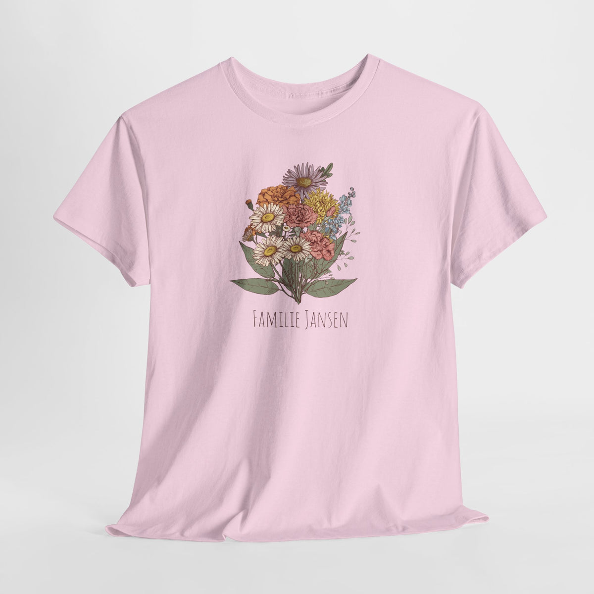 Roze T-shirt met bloemenboeketprint en tekst “FAMILIE JANSEN”