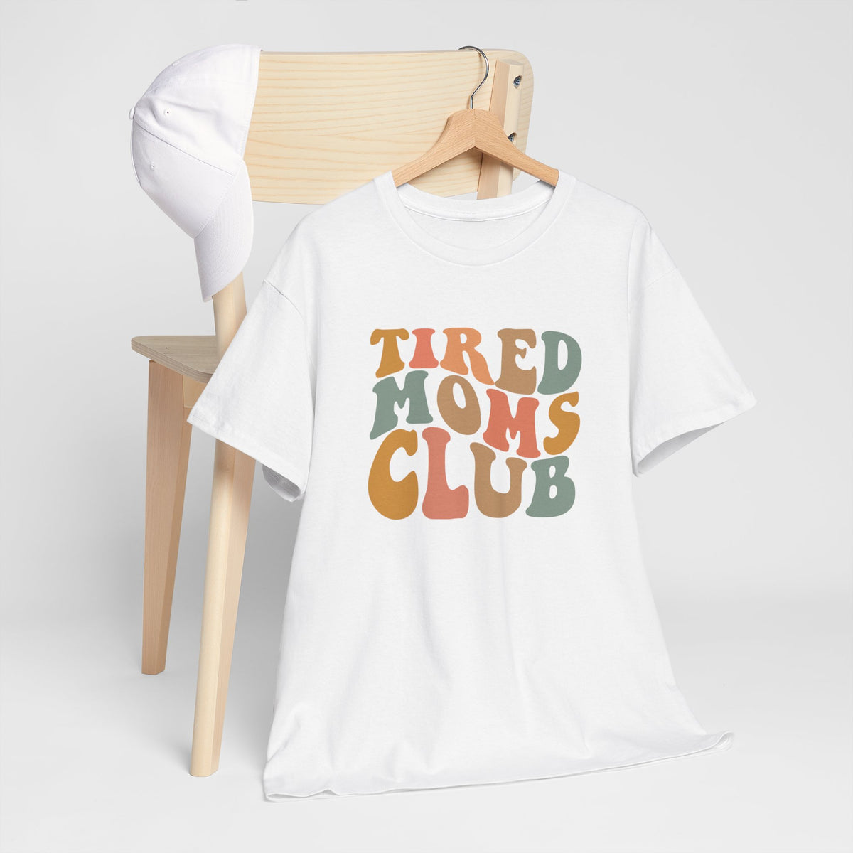 Wit oversized T-shirt met ronde hals en 'Tired Moms Club' borstprint.