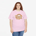 Roze T-shirt met ronde hals en kleurrijke “Groovy Mama” print op de borst