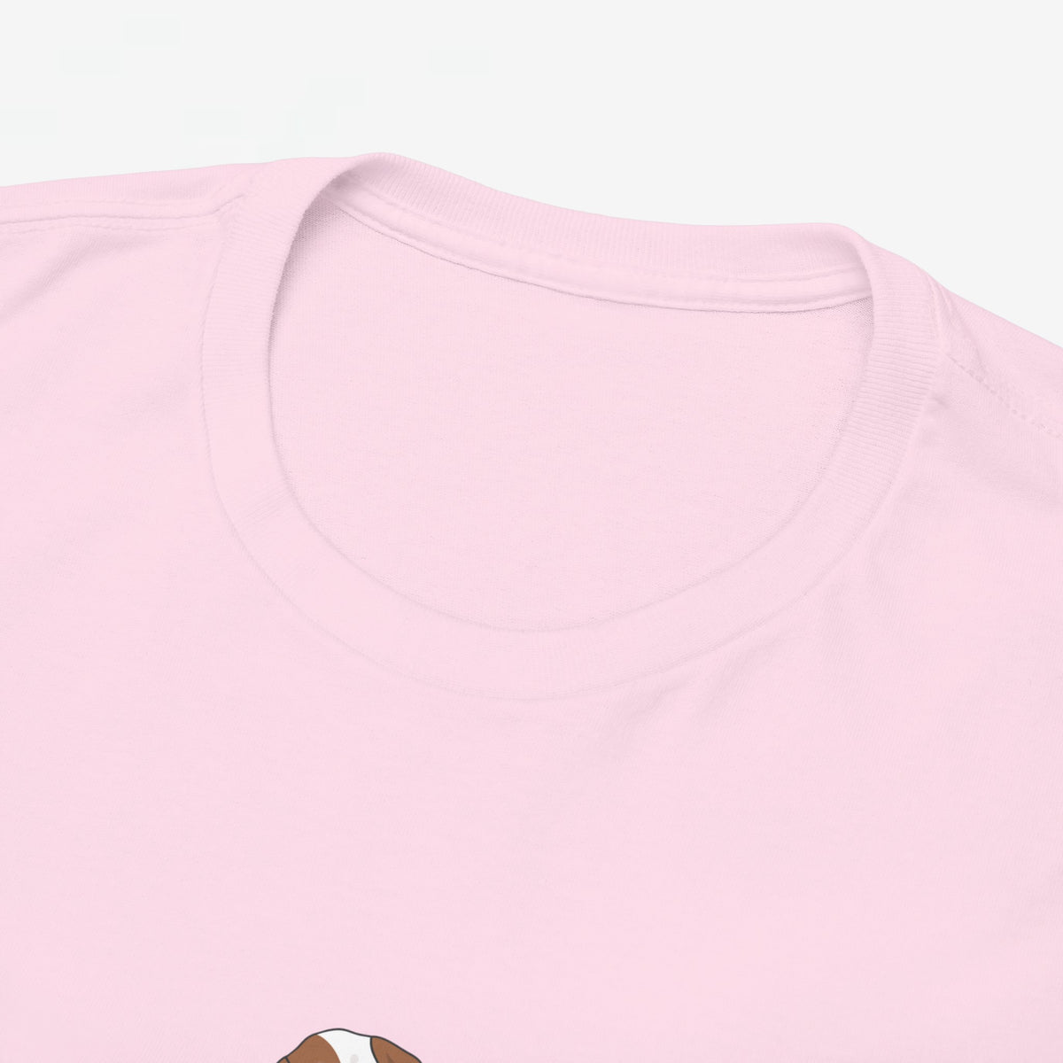 Roze t-shirt met ronde hals en zichtbare kraagnaad, zonder borstprint detail.