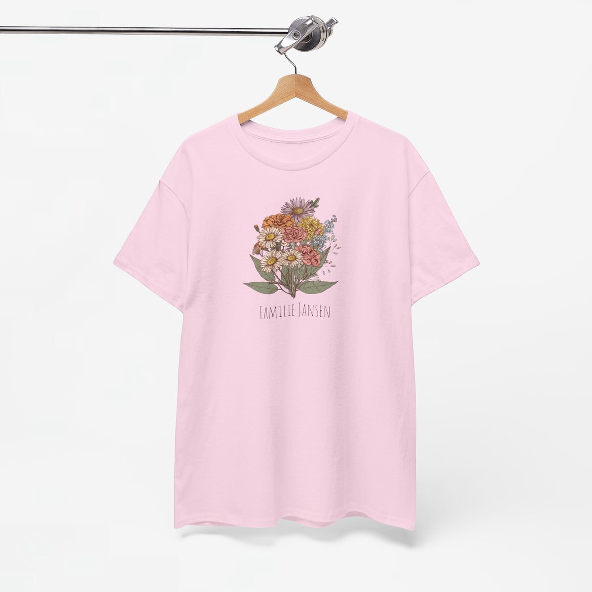 Roze T-shirt op hanger met bloemenboeketprint en “FAMILIE JANSEN”